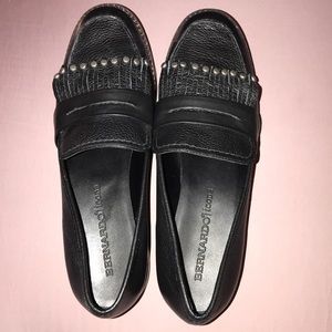 BERNARDO icons black leather women’s loafers 8.5